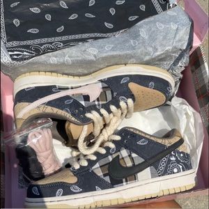 Travis Scott Nike dunks in womens size 7.5